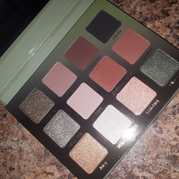 Violet Voss Olive You Forever palette - Picture 2 of 3